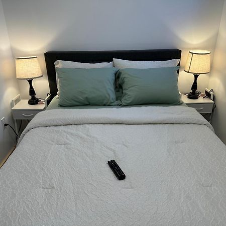 Private Entrance, Private Bathroom, Bedroom And Workspace Ottawa Exterior foto