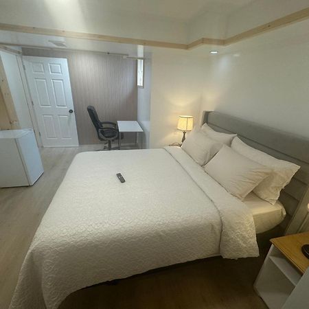 Private Entrance, Private Bathroom, Bedroom And Workspace Ottawa Exterior foto