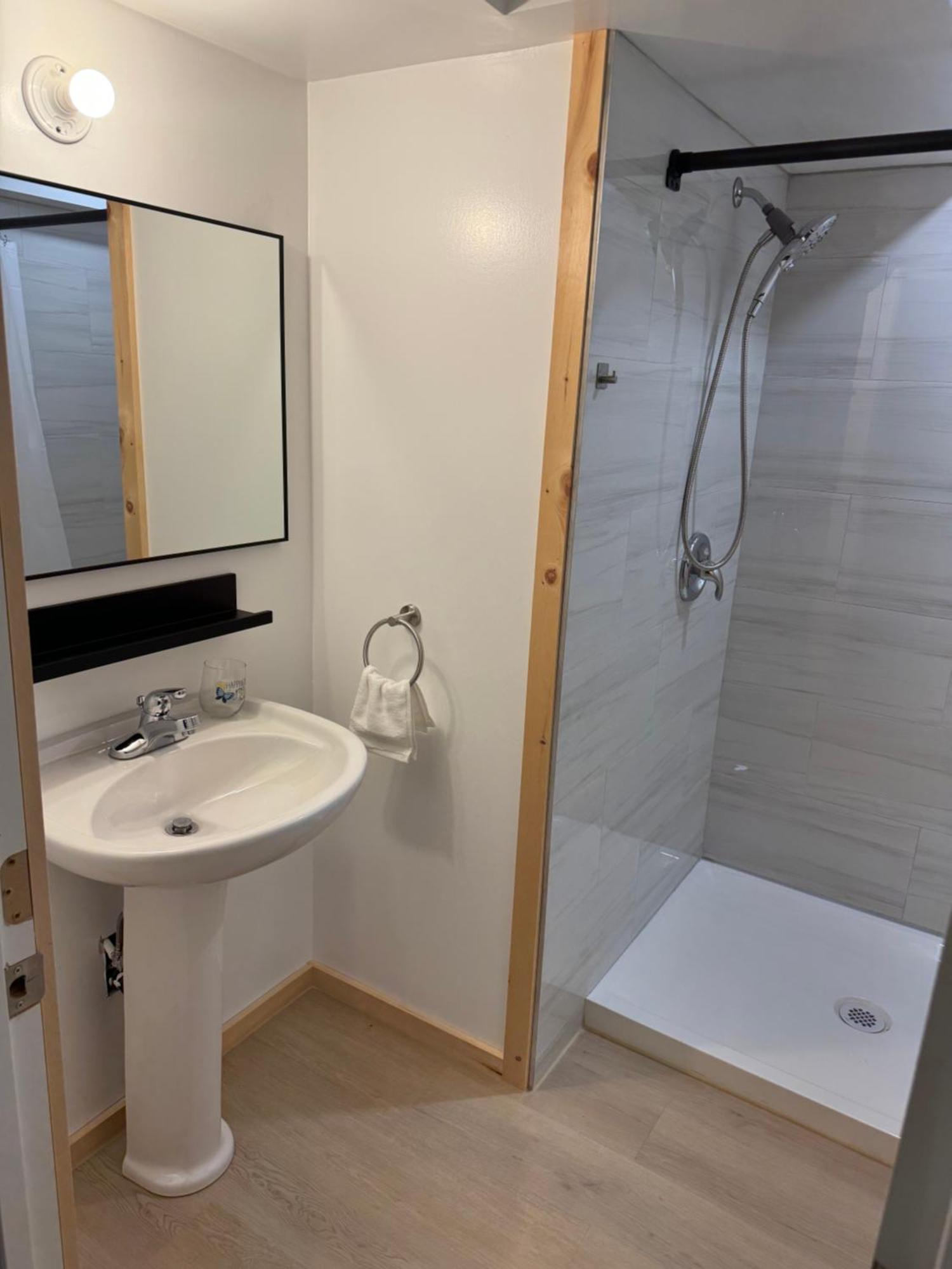 Private Entrance, Private Bathroom, Bedroom And Workspace Ottawa Exterior foto